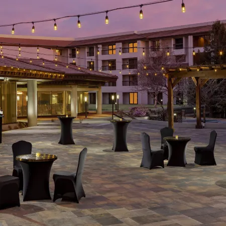 DoubleTree by Hilton Colorado Springs Отели рядом с достопримечательностью «Парк Монумент Вэлли»