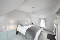 Cosy contemporary  cottage in village with own courtyard & original features.