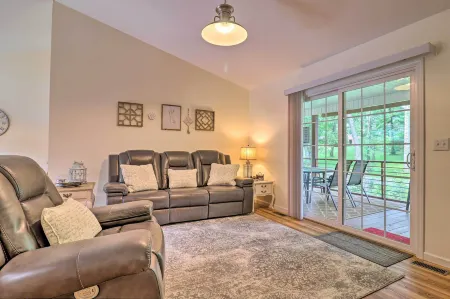 Updated Cottage at Lake Junaluska Golf Course! Отели в г. Айрон Дафф