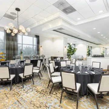 Embassy Suites by Hilton Tampa Downtown Convention Center Отели рядом с достопримечательностью «Стейк-хаус Bern's»