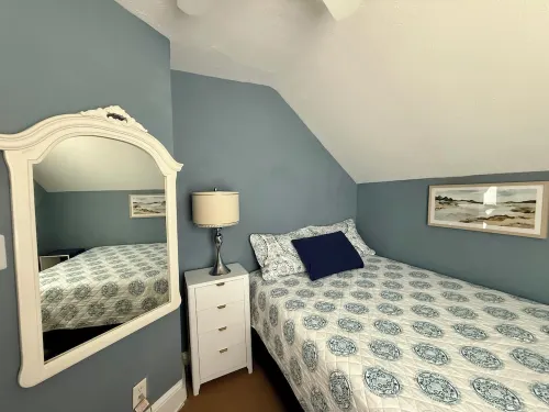 3-BR apt w ocean views, 1.5 blocks to beach, AC, WiFi, 1.5 bathrooms & balcony!