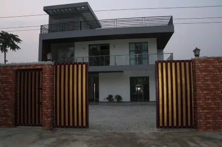 Nature Villa With Grand Pool with four double bed rooms. Отели рядом с достопримечательностью «Green For Life Tree Safe Zone»