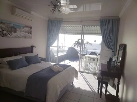 Breaker views on Manaba's main beach. Отели рядом с достопримечательностью «Oasis Caravan Park, Camping Ground and Chalets»