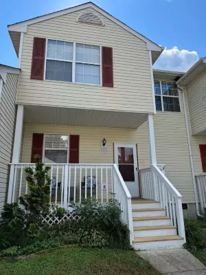 Cheerful 2 bedroom townhouse with fireplace Hotels near The North Face Williamsburg Premium Outlets