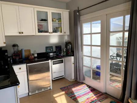 Terrific 1-bedroom private apartment in Berkeley, super sunny and close to all