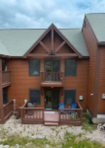 Cozy Bridgton Townhome – Ski-in/Out on Pleasant Mountain