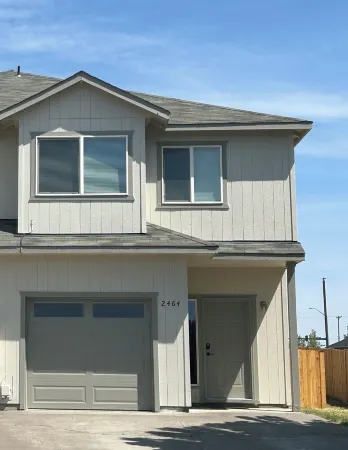 Charming duplex in NW Redmond, close to everything with peek-a-boo mountain view