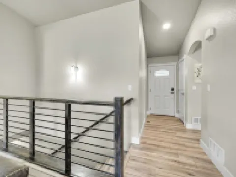 Modern 5Br/3BA Luxury Home,Movie Nights & Comfort Hotels in Evans