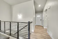 Modern 5Br/3BA Luxury Home,Movie Nights & Comfort Hotels in Evans