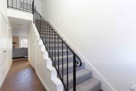 Newly Remodeled House in a Quiet Neighborhood. Отели в г. Леон Вэлли