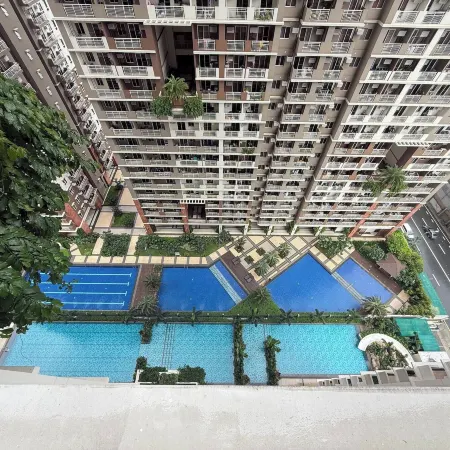 Aesthetic Cozy Apartment Condo With Pool Balcony & Deck
