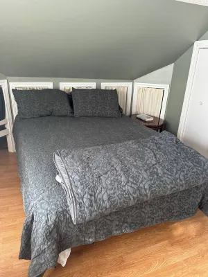 Charming 3-bedroom house with WiFi and AC in serene Sinclair Hotels in Square Lake