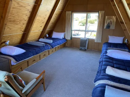 Retro A-Frame in National Park Village Отели рядом с достопримечательностью «Whakapapaiti Hut»