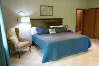 All-Season Mountain Retreat with Resort Access