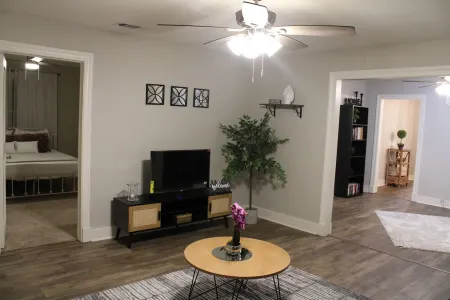 Family-Friendly Retreat Near Zoo & Water Park within 2 Miles to USM & Hospital!