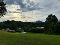 New Listing Cozy 2/2 with Distant Mtn. Views and Only 15 Min. from Blowing Rock. Hotels in Caldwell County