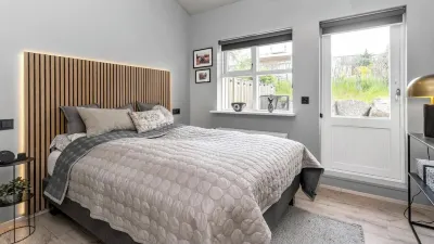 Modern Retreat in Reykjavik: Your Gateway to Nature and City Life -FREE PARKING Hotels in Arbaer