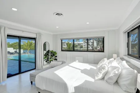 Waterfront Escape w Pool, Dockside Lounge & Games