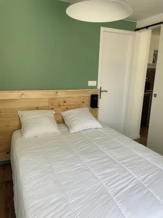 Apparently T2 equipped Отели в г. Сен-Симфорьен-д'Озон