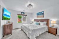 Seaside Riverfront Escape • HotTub • Walk to Beach