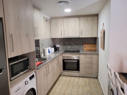 5 minutes from the beach, bus terminal and nightlife!