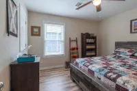 Goldfinch Guesthouse: Charming Family Home Near Lake & Downtown Claremore