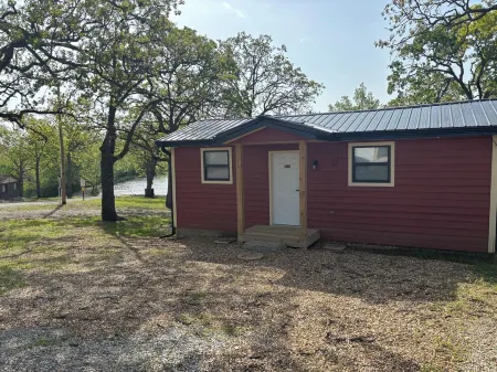 Cozy cabin with AC and WiFi in charming Warsaw near Truman Lake, MO