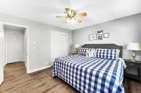 New! Sunset Shores: Lakefront home with private pier/huge fenced yard! - 홈스테이