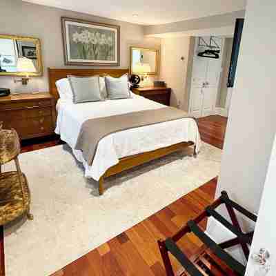 Historic Georgetown Home Overlooking Rose Park with Elevator Rooms