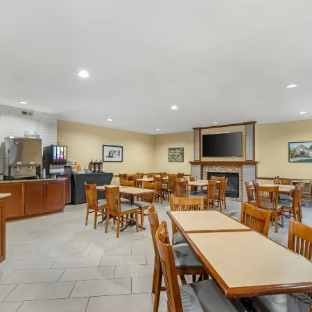 Country Inn & Suites by Radisson, des Moines West, IA