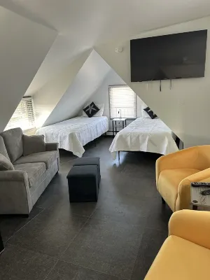 Beautiful spacious loft apartment, large private porch, sleeps 5