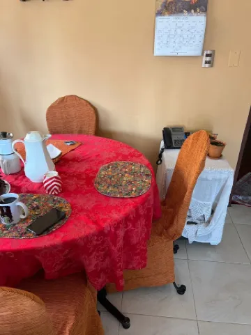 acogedora casa familiar con habitaciones privadas.