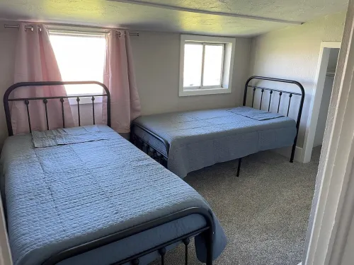 Spacious 3-bedroom house in peaceful Heyburn with AC, WiFi