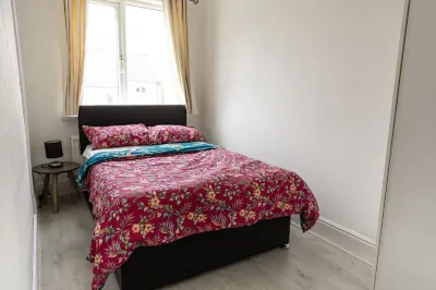 2bedroom Cosy Fully detached Retreat, with computerized shower & game room...... Hotel in zona The Cooper Gallery