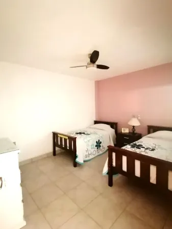 Just a 10 minute walk from the center of Tlaquepaque with garage. Отели в г. Тлакепак