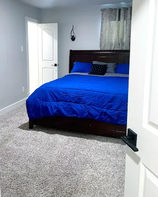 Private Room Beautiful, Quite, Clean king bed Newly Built home. Hotels in Anna