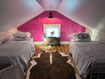 Historic*Unique*Downtown*Quiet*Bright*Cheerful*Getaway