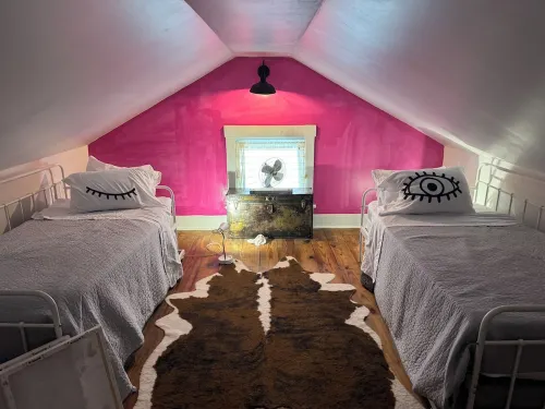 Historic*Unique*Downtown*Quiet*Bright*Cheerful*Getaway