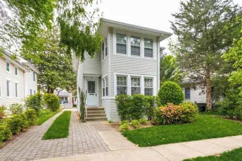 Spacious 2BR 2Level Apt - Walkable to metro!