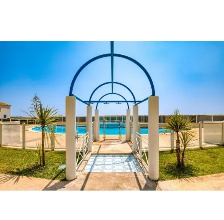 House in residence with swimming pool and direct access to the beach Отели в г. Фронтиньян