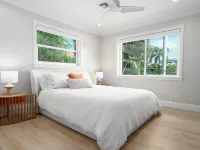 Beautiful views of Naples Bay and walking distance to 5th ave!