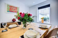 Luxury Beachside Apt | Sea View | Old Town Bars & Dining | Near Dreamland