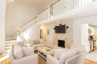 Chic Hamptons Getaway - Heated Pool, Hot Tub, Near Village & Beach