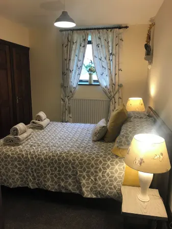 Rustic barn Cottage in a rural village with traditional open fireplace sleeps 5.