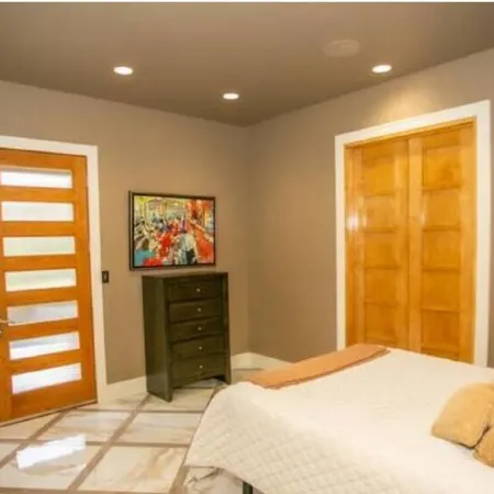 2 Kings | Chapel | Jet Tub | Elevator | DT 12 mins