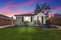 Private Heated Pool, Firepit, Walk to Parks + Eats Hotels in Clawson