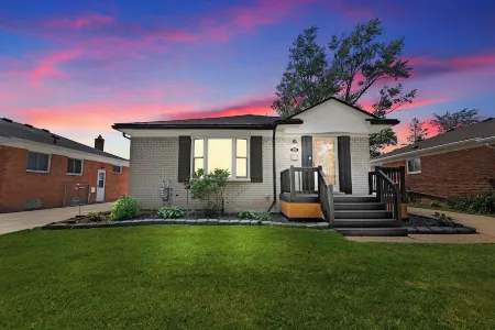 Private Heated Pool, Firepit, Walk to Parks + Eats