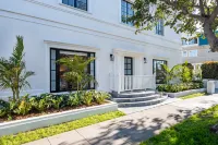 Luxurious Outdoor Hot Tub and Elegant Furnishings - Charming Escape