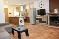 Alojamiento Los Tejos - Arroyo Frio 아로요프리오 호텔