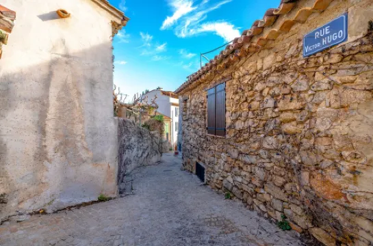 Picturesque air-conditioned village house, terrace 普朗－德拉圖爾酒店